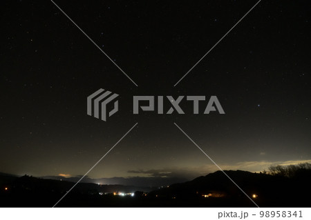 北杜市白州町、東の空は春の星々と入れ替わった深夜 北杜市白州町、東の空は春の星々と入れ替わった深夜 98958341