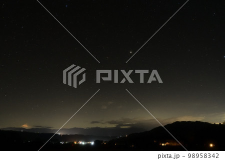 北杜市白州町、東の空は春の星々と入れ替わった深夜 98958342