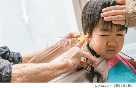 4歳児の散髪 98958566