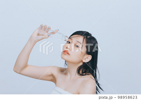 若い女性のベーシックビューティの写真 若い女性のベーシックビューティの写真 98958623