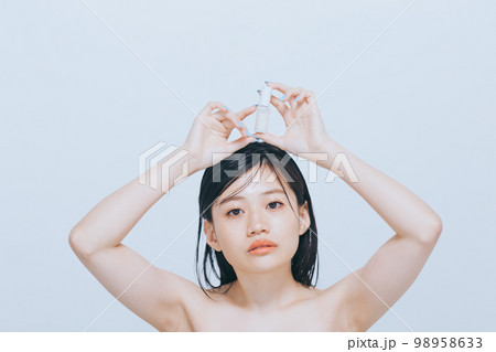 若い女性のベーシックビューティの写真 若い女性のベーシックビューティの写真 98958633