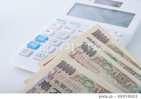 電卓とお金 98959003