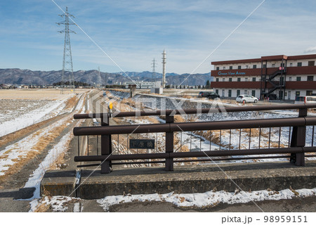 市街地を流れる万水川【安曇野市堀金】 98959151
