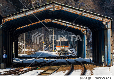 【高山本線】打保駅を出発する富山行きのひだ号 98959323