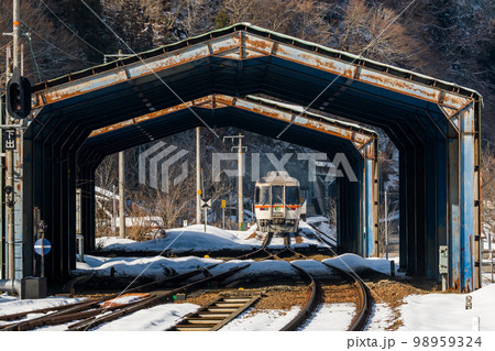 【高山本線】打保駅を出発する富山行きのひだ号 【高山本線】打保駅を出発する富山行きのひだ号 98959324
