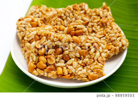 Krayasart, Thai crispy rice, peanut and sesame cereal bar 98959503