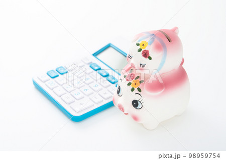 親子の豚の貯金箱と電卓 98959754