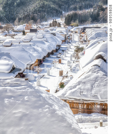 福島県下郷町　大内宿の雪景色 98959808