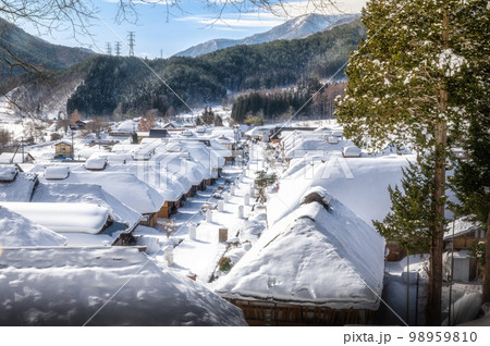 福島県下郷町　大内宿の雪景色 98959810