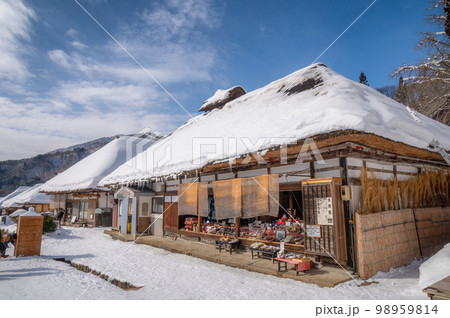 福島県下郷町　大内宿の雪景色 98959814