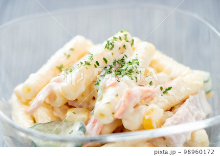 マカロニサラダのアップ。 98960172