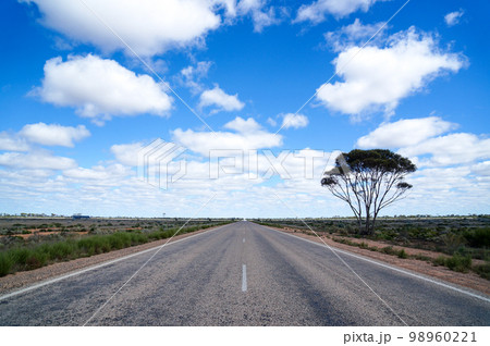 オーストラリアで一番長い直線道路を走る 98960221