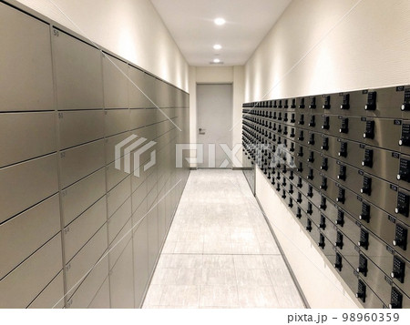 マンションの宅配ボックスと郵便受け 98960359