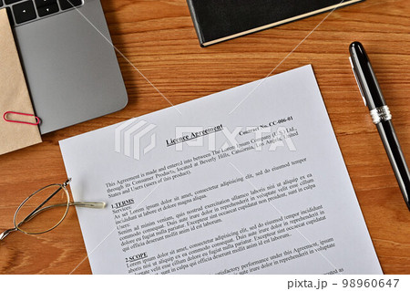 Licence Agreement（ライセンス合意書）の英語版契約書 98960647