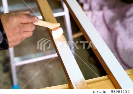 木材 塗装 作業中 01 木材 塗装 作業中 01 98961159