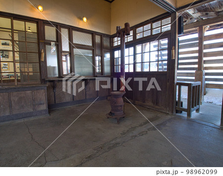 冬の日中線記念館（旧国鉄熱塩駅舎）の駅舎内とダルマストーブ・福島県喜多方市熱塩 98962099