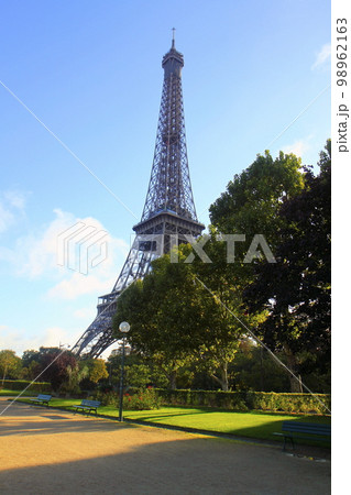 Parisien architecture and Eiffel tower at evening, Paris, France Parisien architecture and Eiffel tower at evening, Paris, France 98962163