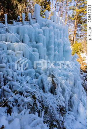 【愛知県】湧水広場の氷瀑・いなぶの氷瀑 98962311