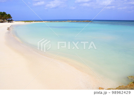 Secluded turquoise beach in Aruba, Caribbean Blue sea, Duth Antilles 98962429