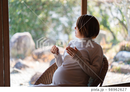 マタニティブルー 悩みのある女性 うつ病イメージ マタニティブルー 悩みのある女性 うつ病イメージ 98962627