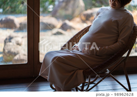 マタニティブルー 悩みのある女性 うつ病イメージ マタニティブルー 悩みのある女性 うつ病イメージ 98962628