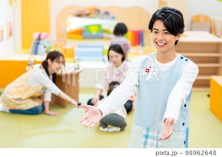 保育園で働く男性保育士さん 98962648