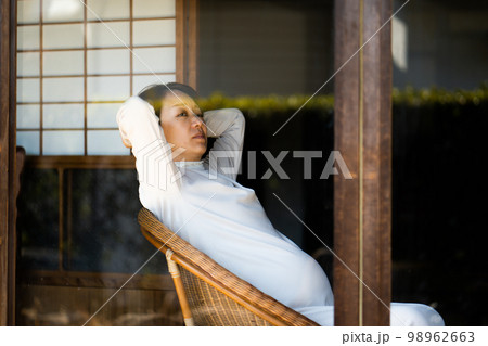 マタニティブルー　悩みのある女性　うつ病イメージ 98962663