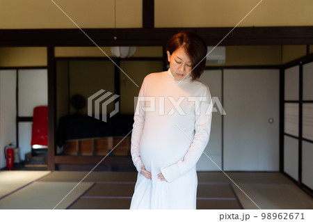 マタニティブルー　悩みのある女性　うつ病イメージ 98962671