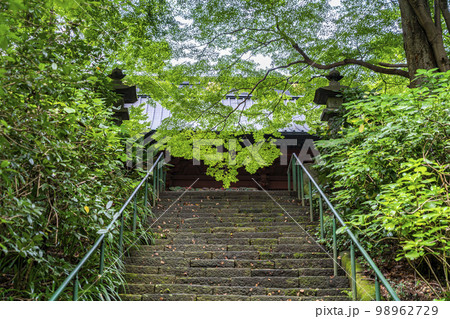 【神奈川県】鎌倉にある妙本寺の二天門へ続く石段 98962729