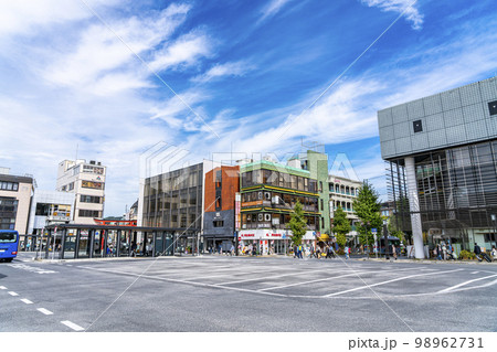 【神奈川県】青空が広がる鎌倉駅前のロータリー 【神奈川県】青空が広がる鎌倉駅前のロータリー 98962731