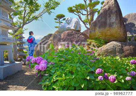 紫陽花と浴衣姿の女性 98962777