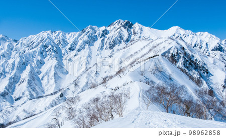 冬の遠見尾根トレッキング：中遠見山から望む五竜岳 98962858