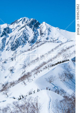 冬の遠見尾根トレッキング：中遠見山から望む五竜岳 98962862