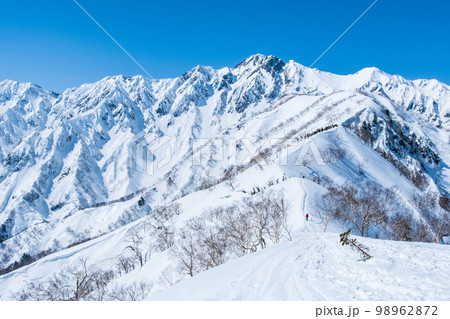冬の遠見尾根トレッキング:中遠見山から望む五竜岳 冬の遠見尾根トレッキング:中遠見山から望む五竜岳 98962872