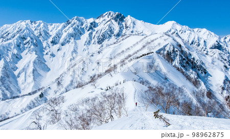 冬の遠見尾根トレッキング：中遠見山から望む五竜岳 98962875