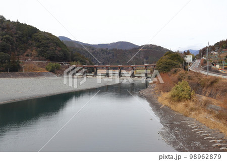 大井川の塩郷ダム（塩郷堰堤） 98962879
