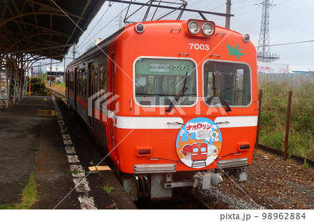 岳南電車の7000形電車（旧京王電鉄3000系）の写真素材 [98962884] - PIXTA