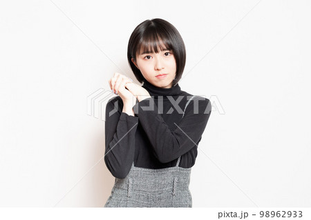 頼み事をしている若い女性 頼み事をしている若い女性 98962933