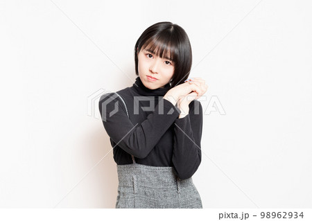 頼み事をしている若い女性 98962934