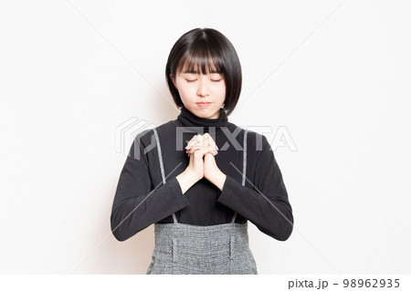 頼み事をしている若い女性 98962935