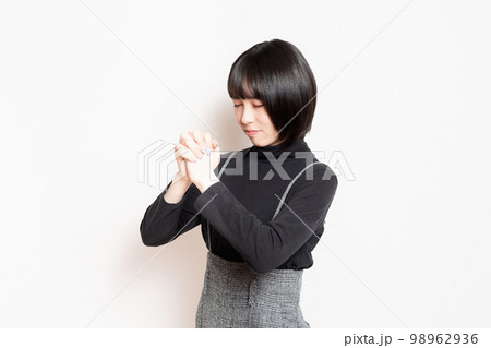 頼み事をしている若い女性 頼み事をしている若い女性 98962936