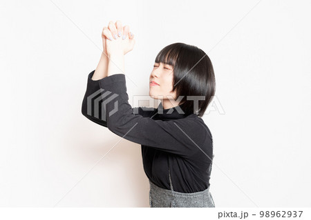 頼み事をしている若い女性 頼み事をしている若い女性 98962937