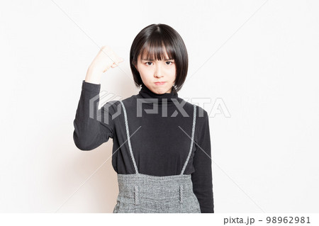 怒っている若い女性 98962981