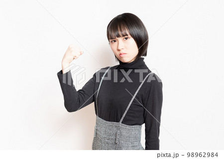 怒っている若い女性 怒っている若い女性 98962984