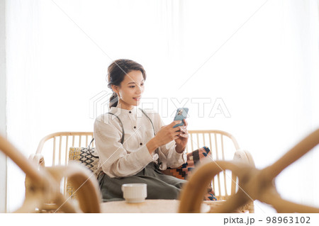 部屋でくつろぐ女性 98963102