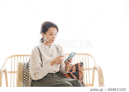 部屋でくつろぐ女性 98963109