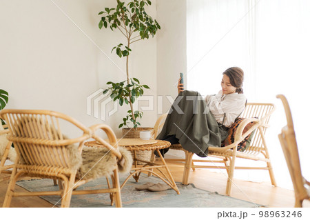 部屋でくつろぐ女性 部屋でくつろぐ女性 98963246