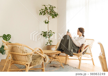 部屋でくつろぐ女性 部屋でくつろぐ女性 98963249