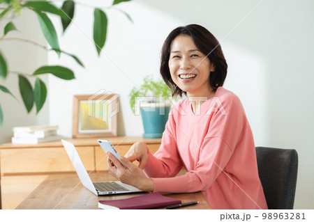 スマホアプリを使う女性 98963281