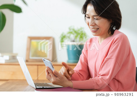 スマホアプリを使う女性 98963291